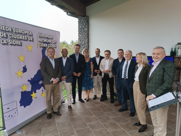 Representantes xunto al panel de la Rede Europea de Ciudaes de la Sidre