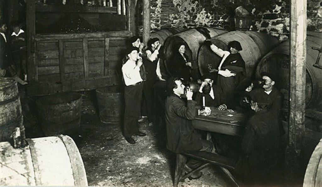Grupu nel interior d'un llagar de Carrandi en 1930