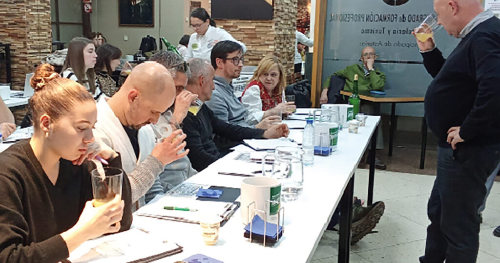 Participantes nun panel de tastia de la Escuela de Sumillería de la Sidre