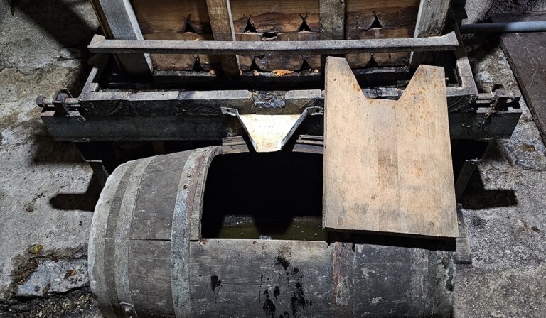 Duernu de madera y estructura d’un llagar caseru de Ribedeva
